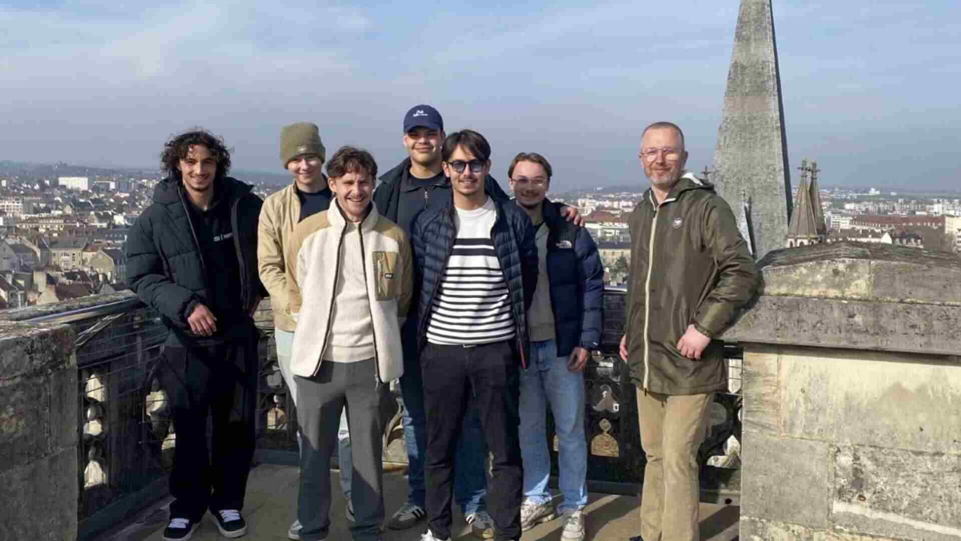 Les étudiants de Bachelor 1ère année sont à au sommet de la tour Philippe Lebon de Dijon.