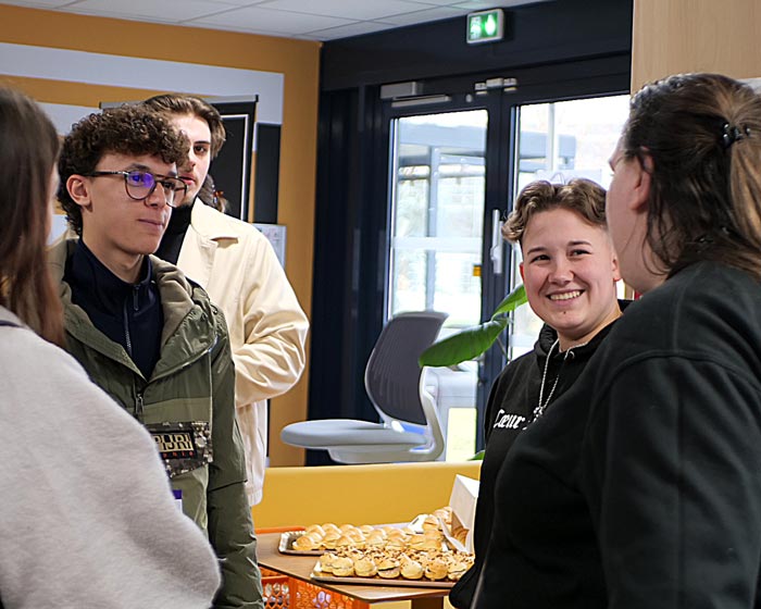 Journée Portes Ouvertes à ESG Strasbourg : des étudiants et des visiteurs échangent dans un espace moderne et convivial, découvrant les opportunités offertes par l’école.